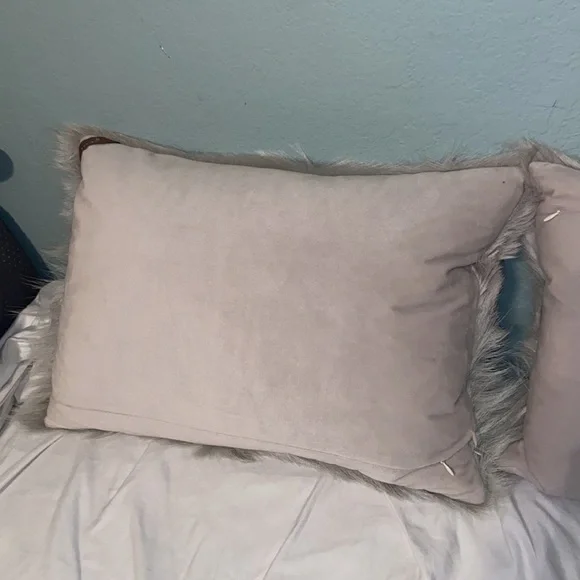 Like new luxury Cloud9 design down 100% dyed lamb fur Pillow Set Accent Pillows